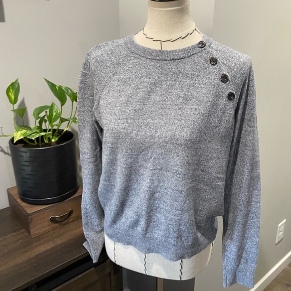 Abercrombie & Fitch sweater with button details. Woman’s size XSmall - Picture 9 of 14